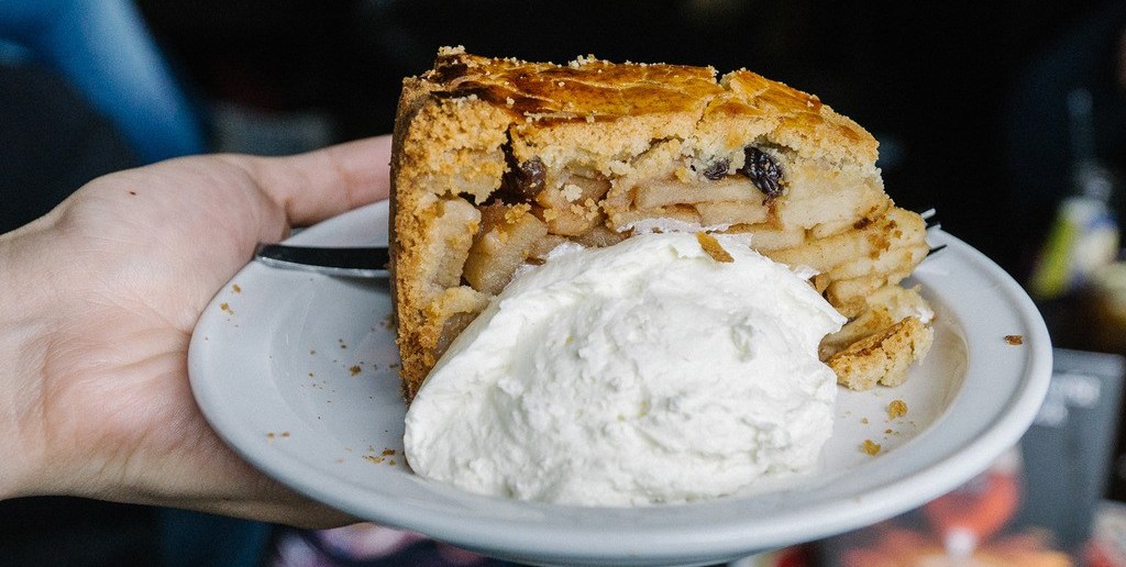 Что из десертов заслуживает внимания? Яблочный пирог со сливками!